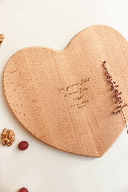 Personalisiertes Herz Schneidebrett zur Hochzeit "Die geheime Zutat..."