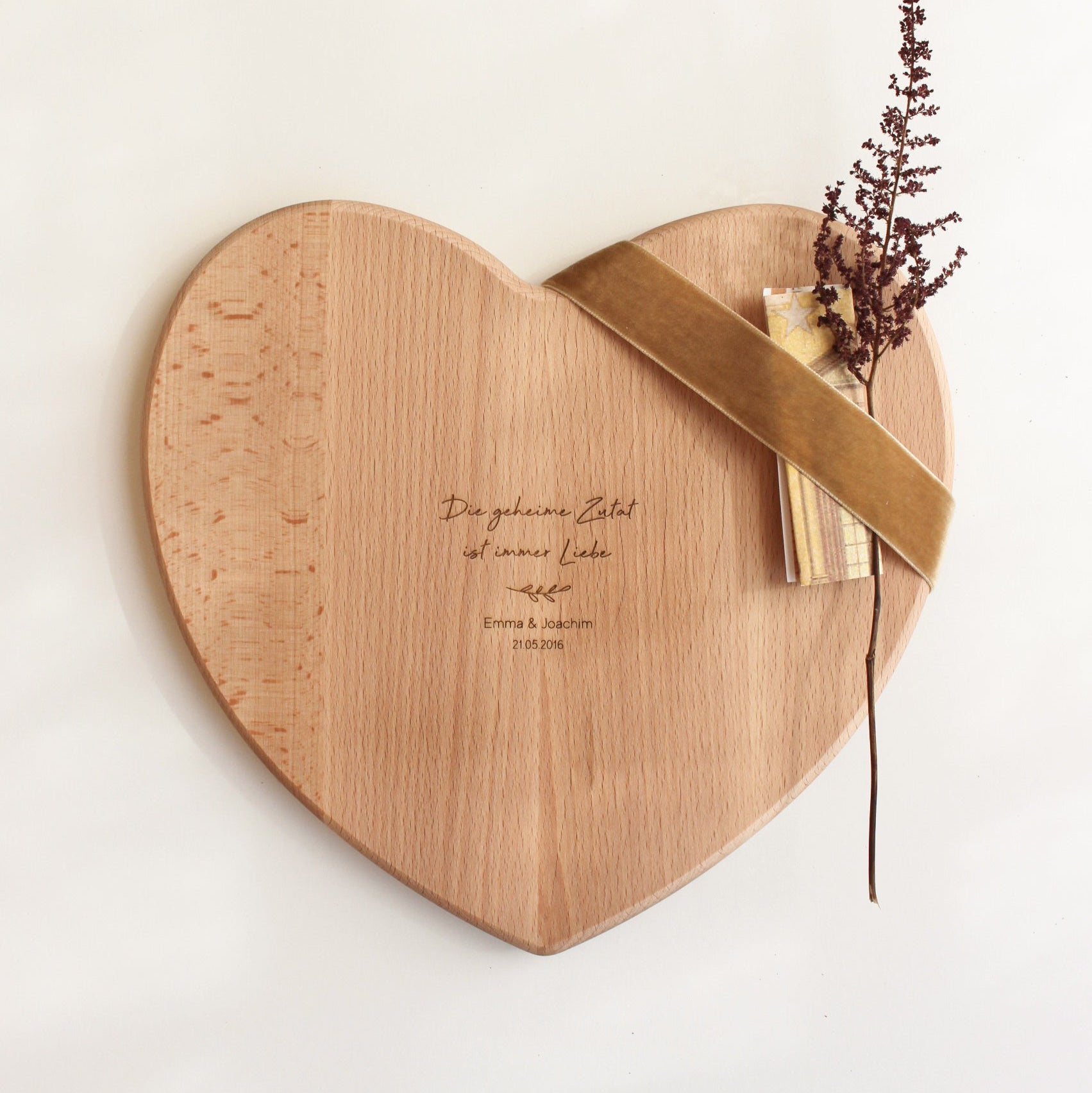 Personalisiertes Herz Schneidebrett zur Hochzeit "Die geheime Zutat..."